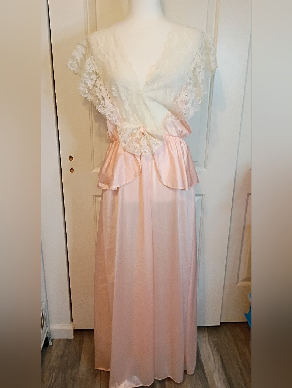 Vintage Lady Cameo Lace Jacket And Nightgown Set Sz Medium/ Large